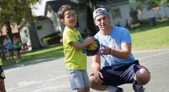 Volunteer with Keshet image